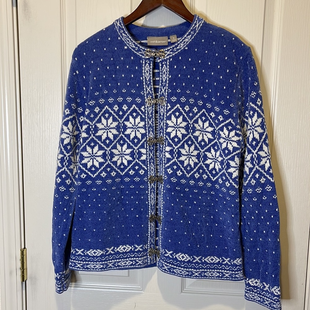 NWOT CROFT & BARROW WINTER DESIGN BLUE & WHITE HOOK FRONT CLOSURE SWEATER SZ S